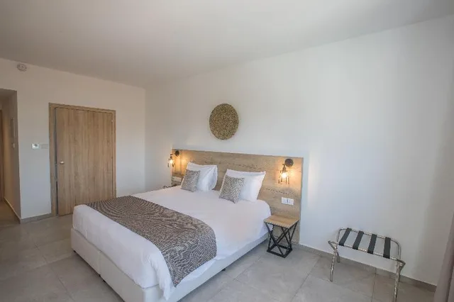 غرفة قياسية بسرير كوين، Bohemian Gardens Hotel 1/1