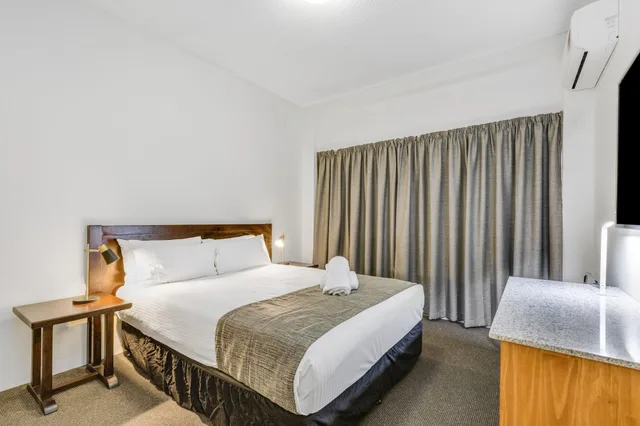 جناح بسرير كوين، Rockhampton Riverside Central 1/2