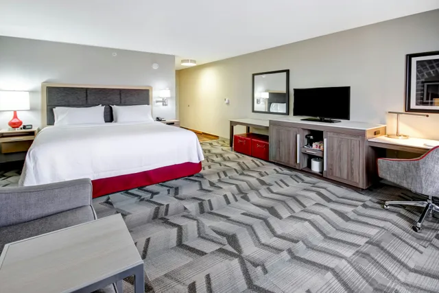 غرفة بسرير كينج، Hampton Inn Suites By Hilton Medicine Hat 2/3
