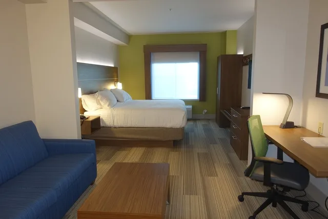جناح بسرير كوين مع أريكة، Holiday Inn Express Suites Brentwood 1/4