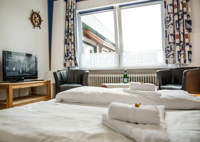 Room, Queen Bed, Hotel Tum Stuurmann 5/8