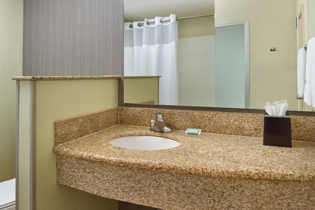 غرفة بسريرين كوين بحوض استحمام لذوي الإعاقة، Courtyard Nashville Goodlettsville 3/9
