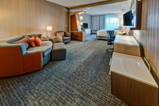 غرفة بسرير كينج، COURTYARD WESTBURY LONG ISLAND 1/3