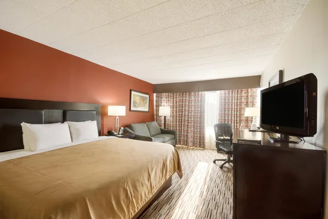 غرفة ديلوكس بسرير كينج، Exton Hotel And Conference Center 4/9