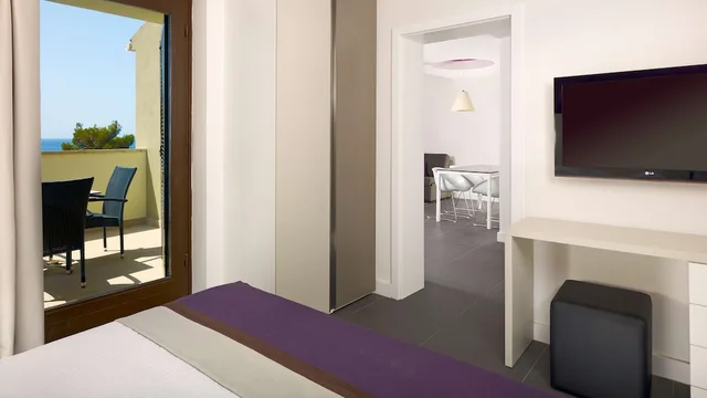 شقة بسرير مزدوج بإطلالة على البحر بغرفة نوم واحدة مع أريكة، Park Plaza Verudela Pula 10/10