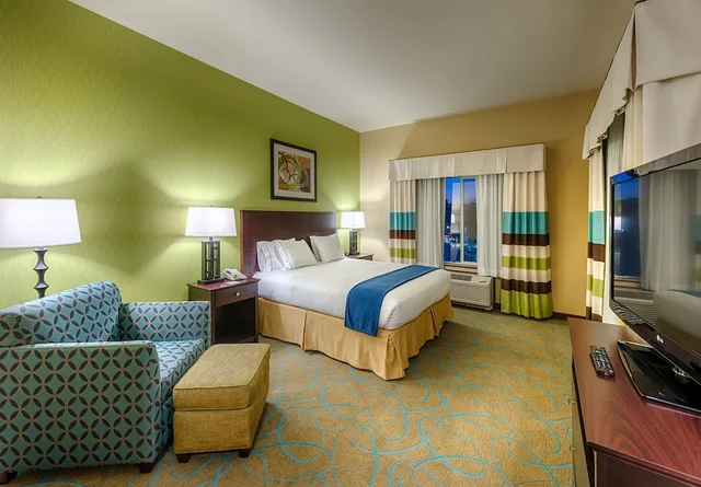 غرفة قياسية بسرير كينج، Holiday Inn Express Hotel & Suites Red Bluff-South Redding Area 2/3