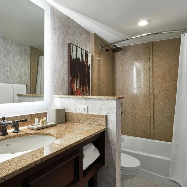 Room, 2 Queen Beds, River View, Renaissance Mobile Riverview Plaza Hotel 4/7
