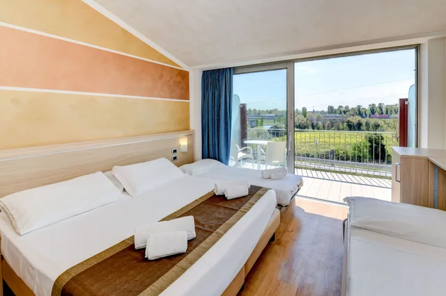 Family, 1 Single and 2 Double Beds، Rivus 3/10