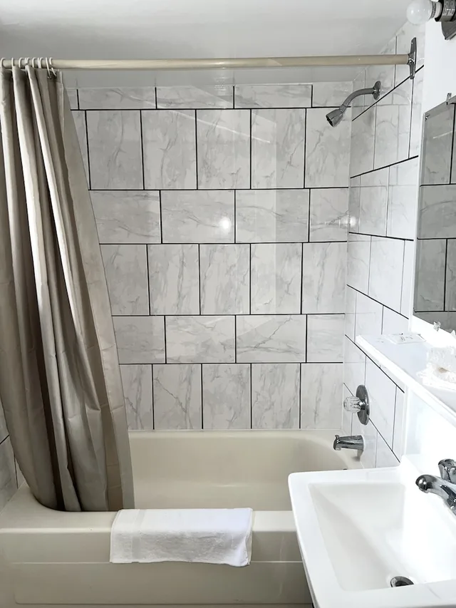 غرفة بسرير كينج، Fairway Inn by the Falls 2/2