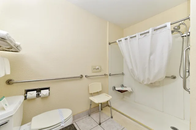 غرفة قياسية بسريرين كوين بحوض استحمام، Best Western Inn Elyria 2/2