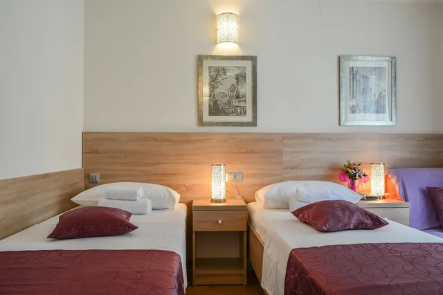 غرفة بسرير مزدوج أو سريرين منفصلين بإطلالة على المدينة، Kastel 1700 Boutique Hotel 5/5