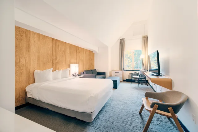غرفة ديلوكس بسرير كوين مع أريكة، Aava Whistler Hotel 2/4