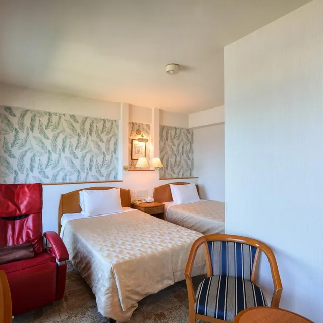 غرفة بسريرين منفصلين بإطلالة على البحر للمدخنين، Naha Beach Side Hotel 5/10