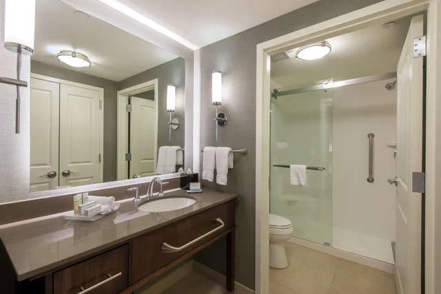 جناح بسريرين كوين بغرفة نوم واحدة مع أريكة، Homewood Suites By Hilton Boston Marlborough 3/3