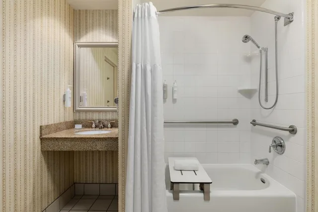 غرفة بسريرين كوين لذوي الإعاقة، Hilton Garden Inn Milwaukee Northwest Conference Center 4/5