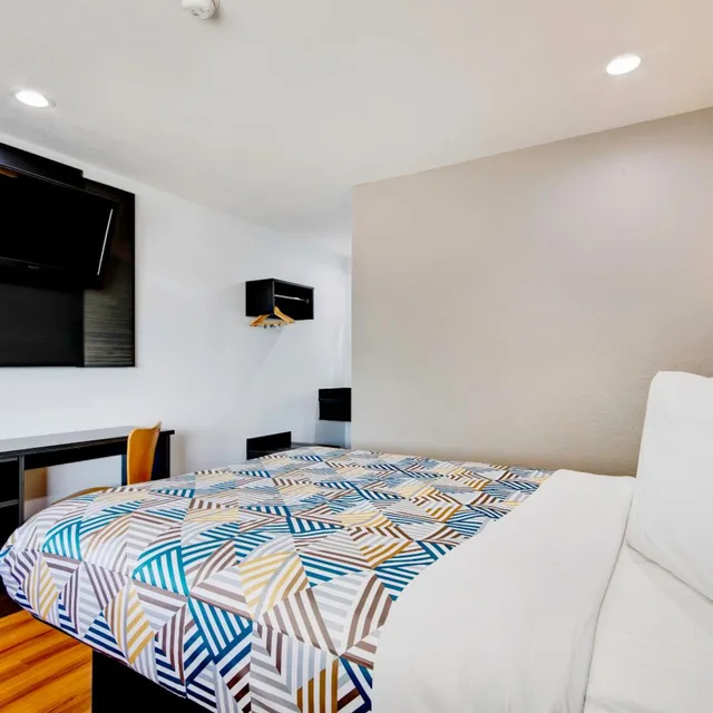 1 Full Bed - ADA/Tub, Motel6 Port Allen, LA - Baton Rouge 2/9