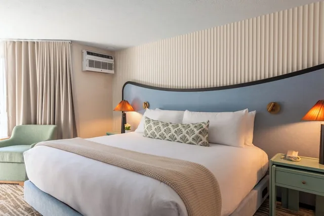 Clover, King Bed, MEADOWMERE RESORT 1/10