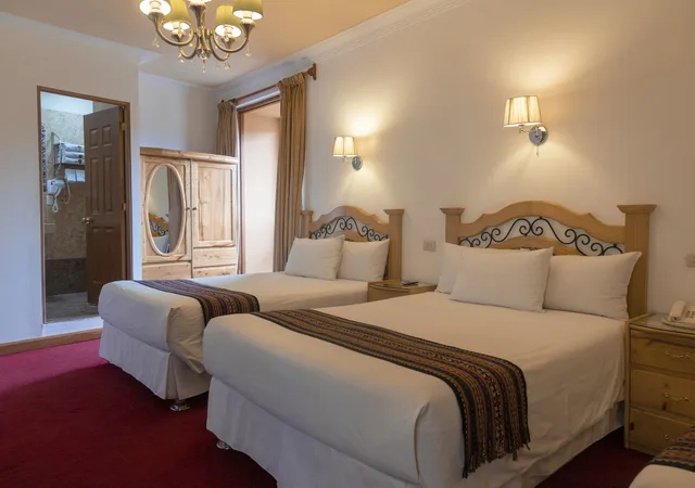 غرفة سوبيريور رباعية بسرير مزدوج وسريرين منفصلين، Hotel Rojas 1/4
