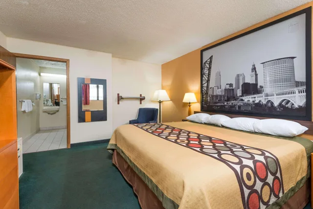 غرفة بسرير كينج، WestSpring Inn - Westlake Cleveland 1/1