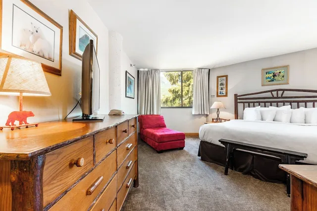 2 Bedrooms, Condominium, 1 King and 2 Double Beds, Sofa، Silver King Hotel 2/9
