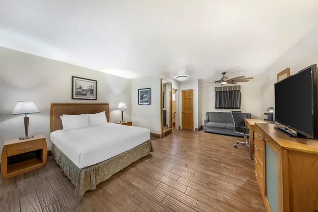 غرفة قياسية بسرير كوين مع أريكة، Best Western Pine Tree Motel 2/4