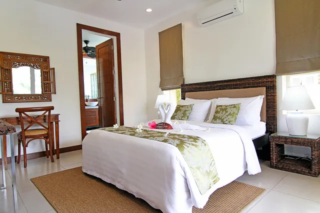 شقة ديلوكس بسرير كوين وسرير فردي بإطلالة على المسبح بغرفتي نوم، Vida Homes Condo Resort 7/9