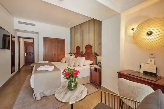 غرفة بسريرين منفصلين بشرفة، Secrets Mallorca Villamil Resort and Spa - Adults Only 4/6