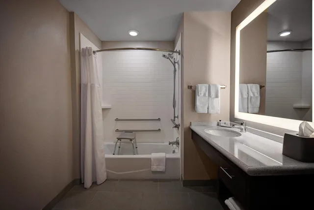 جناح بسرير كوين بغرفة نوم واحدة بحوض استحمام لذوي الإعاقة، Staybridge Suites Holland 5/5