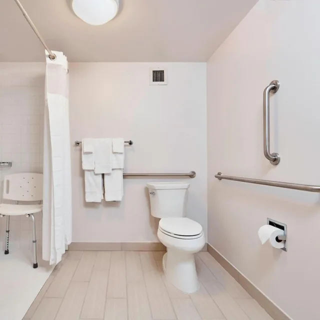 غرفة بسرير كينج بحوض استحمام لذوي الإعاقة، Courtyard Cincinnati Airport South Florence 4/4