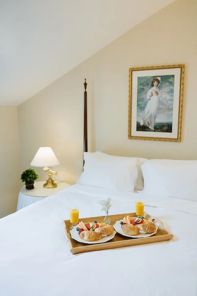 Signature, Suite, Queen Bed, Two Story, Jetted Tub، The Rochester Inn, A Historic Hotel 1/10