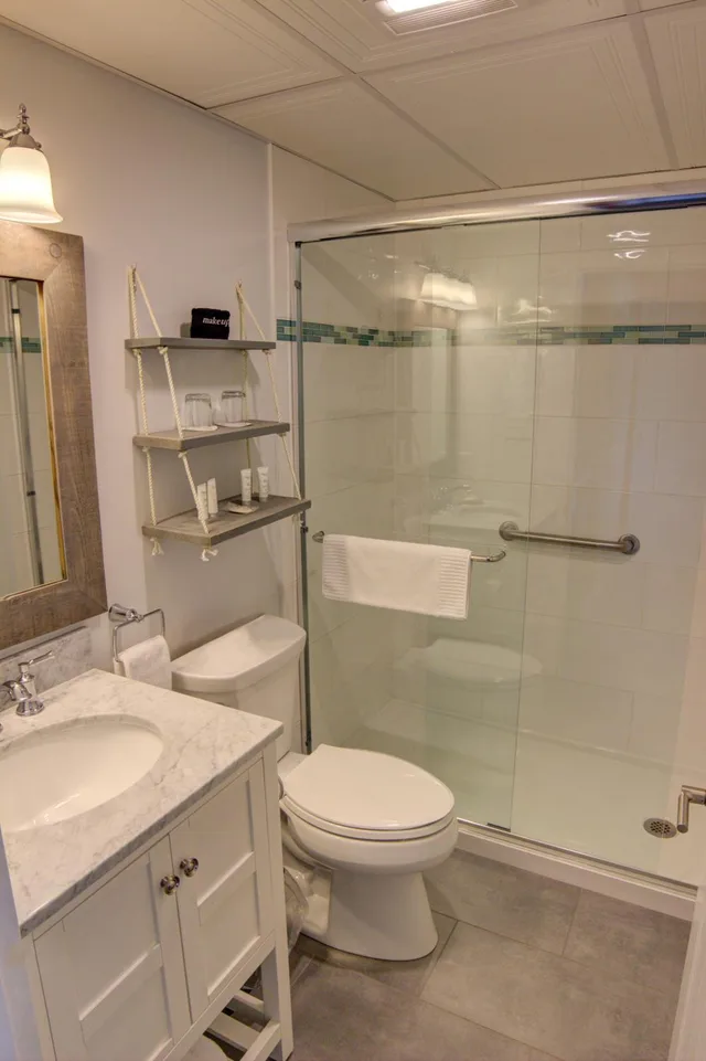 Room, King Bed, Port Side, Corner, Nonantum Resort 5/5