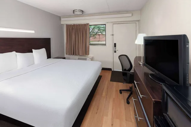 غرفة بسرير كوين، Travelodge by Wyndham Peoria 1/2