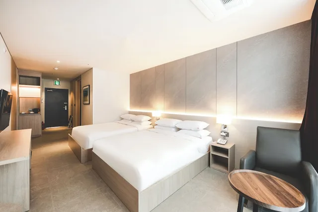 غرفة عائلية بسريرين كوين، Sunset Hotel 7/8
