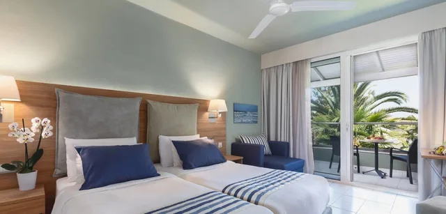 غرفة بسريرين منفصلين بإطلالة على الحديقة مع أريكة، Acharavi Beach Hotel 1/3