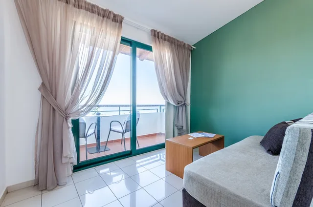 غرفة بانورامية بسريرين منفصلين بإطلالة على البحر مع أريكة، Pela Mare Hotel 10/10