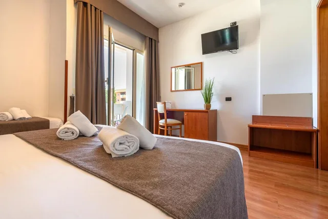 غرفة ثلاثية، Garden Hotel 2/5