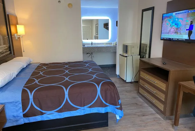 غرفة بسرير كينج لذوي الإعاقة، Super 8 By Wyndham Marietta/West/Atl Area 1/2
