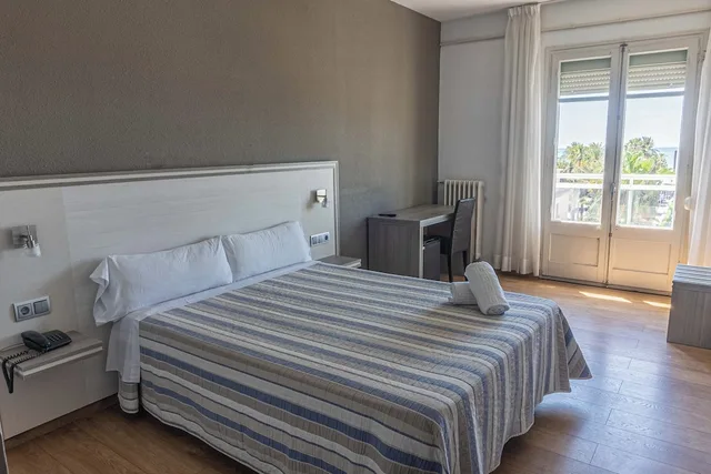 غرفة ديلوكس بسرير كوين بإطلالة على البحر بشرفة، Hotel Planas 2/9