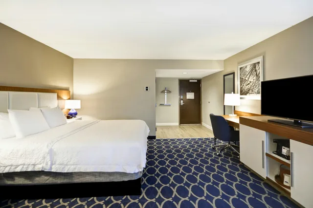 Room, King Bed, Sofa, Hampton Inn Auburn 2/3