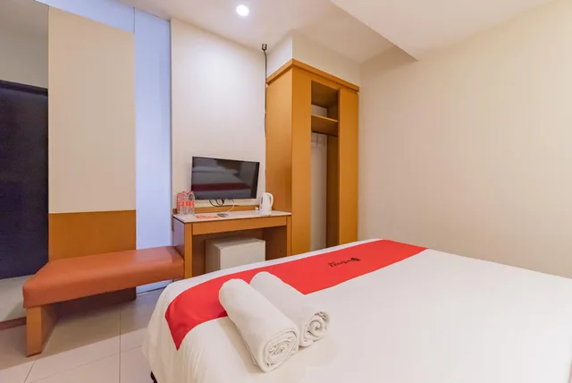 Room, Double Bed, RedDoorz Plus @ Cipaganti Street 3 5/9