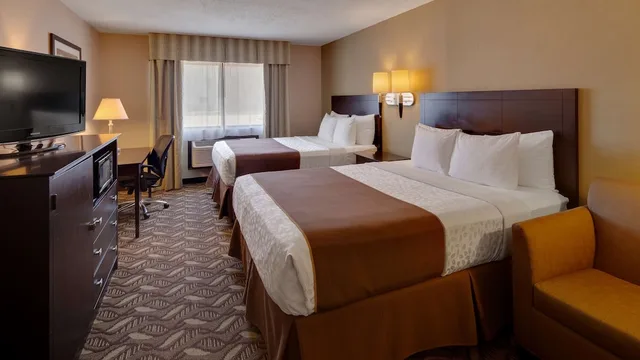 غرفة قياسية بسريرين كوين بمطبخ صغير، Best Western Pontiac Inn 1/4