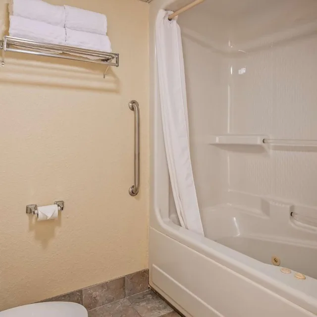 غرفة بسرير كينج بجاكوزي، Best Western Music Capital Inn 5/5