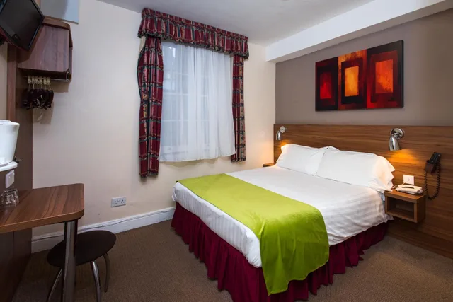 غرفة بسرير مزدوج، The Dover Hotel 5/9