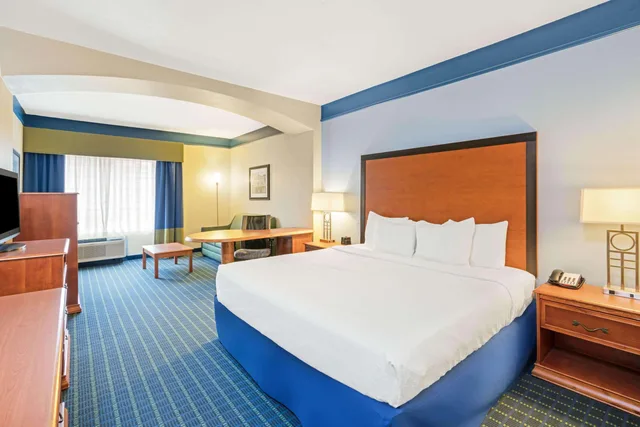 Deluxe, Suite, King Bed, Partial View, Accessible، La Quinta Inn & Suites by Wyndham Shawnee 1/1