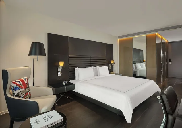 Art, Deluxe, King Bed, Art’otel London Hoxton 2/3