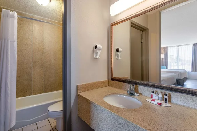 غرفة قياسية بسرير كينج، Days Inn by Wyndham Titusville Kennedy Space Center 6/6