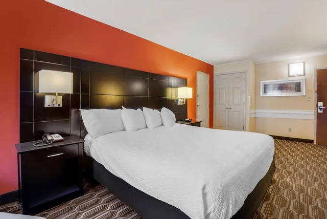 جناح بسرير كينج مع أريكة بحوض جاكوزي، Best Western Plus Poconos Hotel 2/7
