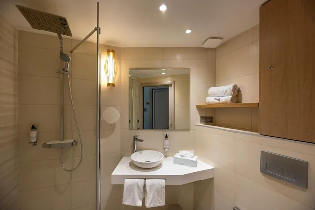 1 queen bed, non-smoking, superior room, sofabed, bay window, Best Western Montecristo 2/3