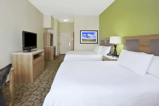 غرفة ديلوكس بسرير كينج وسريرين كوين بإطلالة على البحيرة، Hilton Garden Inn Wichita Hotel 3/9