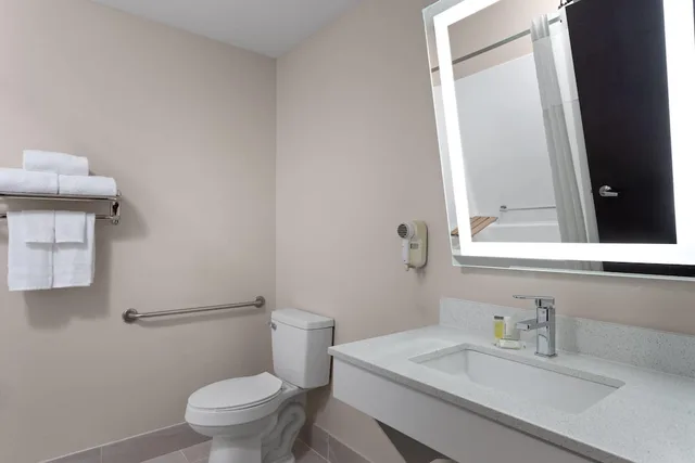 غرفة بسرير كينج لذوي الإعاقة، Baymont by Wyndham Oshkosh Airport 5/7